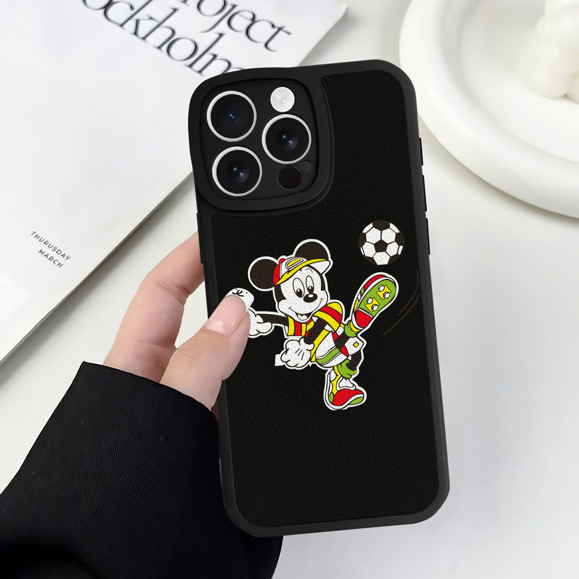 （画像用） ミッキーマウス Mickey Mouse 【iPhone 16シリーズ対応】シリコンスマホケース（レザー調） 材質：シリコン